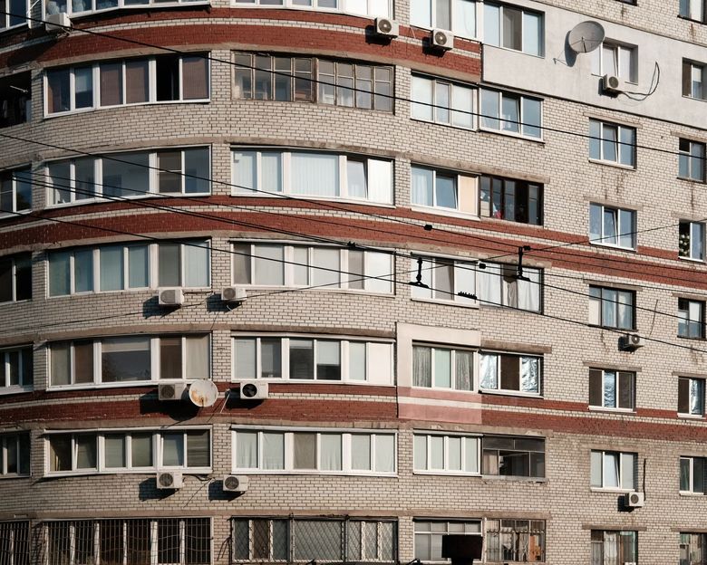 Какие нормативы и стандарты применять для акустики в жилом доме бизнес+ класса?