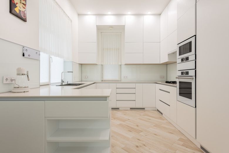 Какие инженерные решения критичны для белой кухни в Москве?