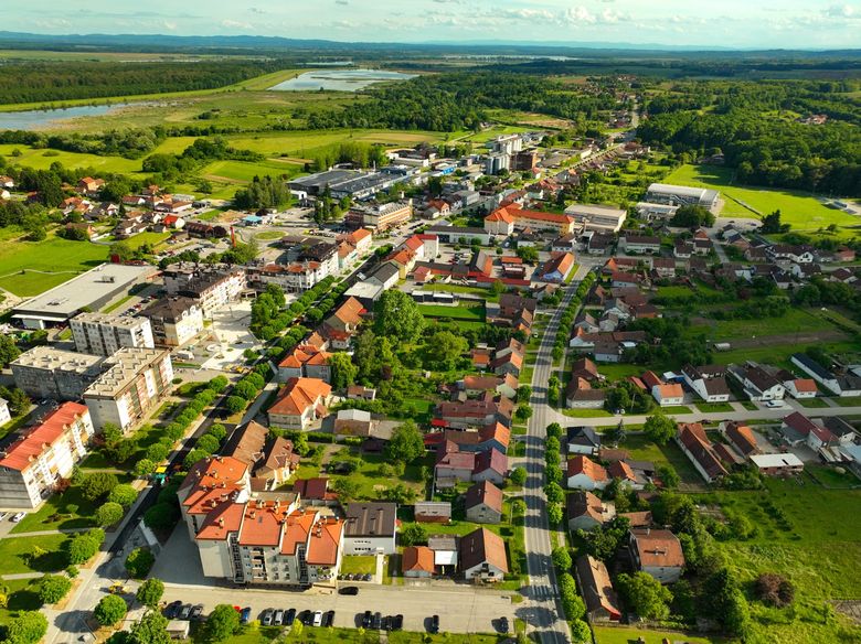 Как оценить соседей и плотность застройки в коттеджном поселке?