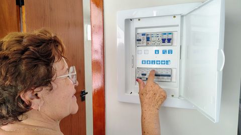 Что входит в базовую электрику от застройщика в White Box и почему