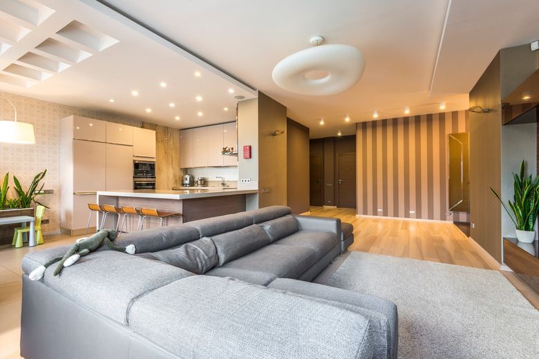Как зонировать гостиную 50+ м² светом без перегородок