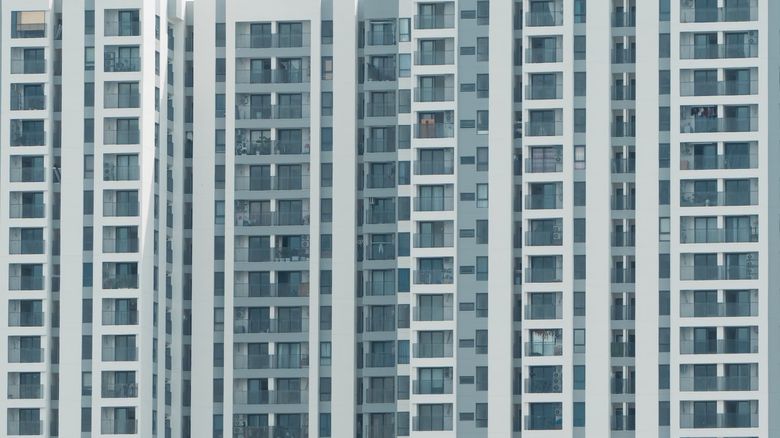 Требования к оконным конструкциям в клубном доме: нормативы и допуски